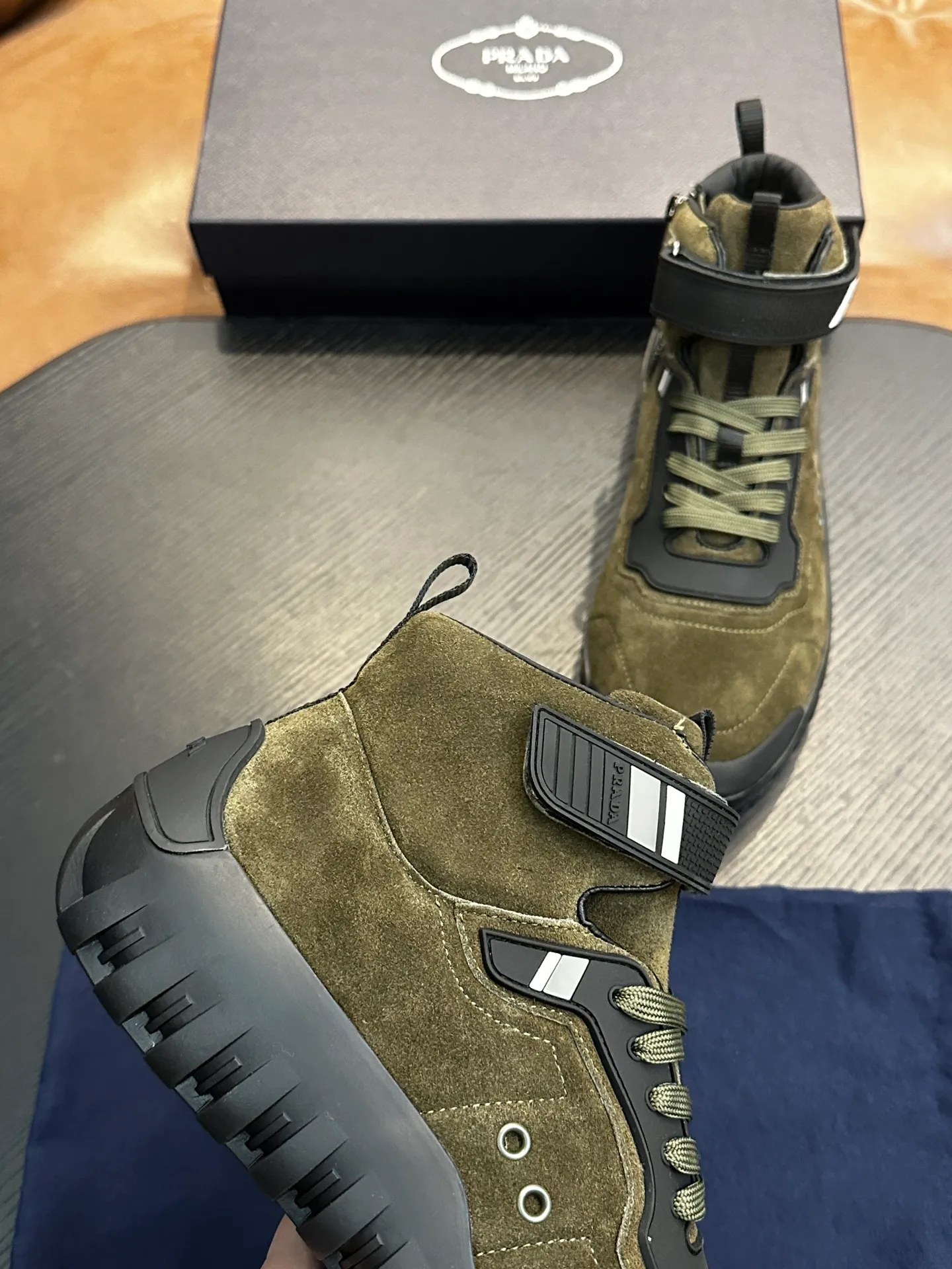 [ PRADA ] Top P: 880💰 ▪️Size: 39-44 (customized at 38.45) Prad*Prada (Mauri order can be made) new men's nylon fabric sneakers This casual sneaker combines elegant and innovative design. It is made of nylon stretch fabric and has a slip-on design. The upper strap is equipped with an adjustable metal buckle, and the letters "PRADA" are eye-catching on the side of the shoe. Comes with full original packaging!